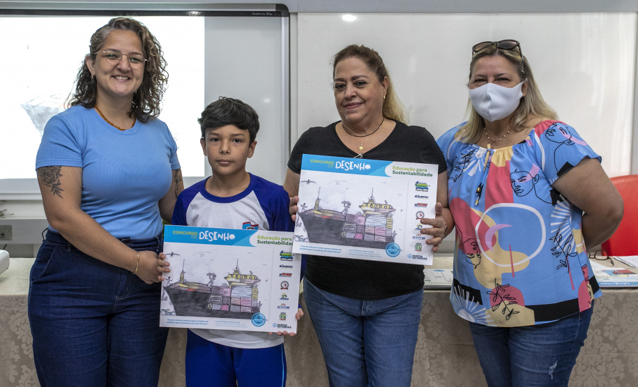 Alunos da rede estadual de ensino de Paranaguá e Antonina são premiados por desenhos e frases sobre o porto