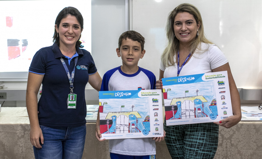 Alunos da rede estadual de ensino de Paranaguá e Antonina são premiados por desenhos e frases sobre o porto