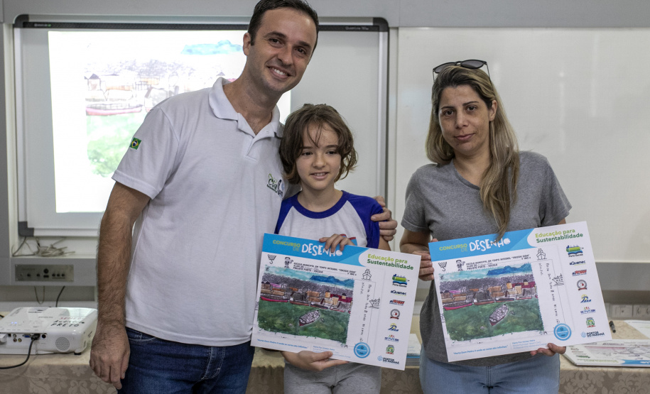 Alunos da rede estadual de ensino de Paranaguá e Antonina são premiados por desenhos e frases sobre o porto