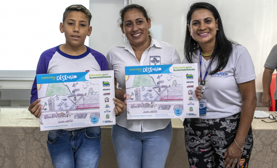 Alunos da rede estadual de ensino de Paranaguá e Antonina são premiados por desenhos e frases sobre o porto