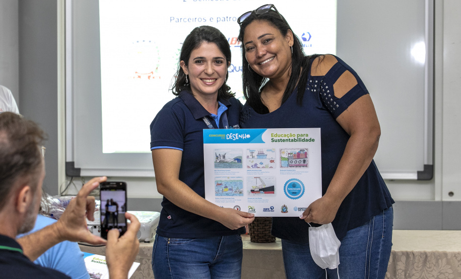 Alunos da rede estadual de ensino de Paranaguá e Antonina são premiados por desenhos e frases sobre o porto