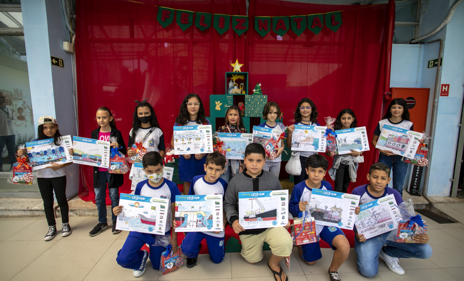 Alunos da rede estadual de ensino de Paranaguá e Antonina são premiados por desenhos e frases sobre o porto