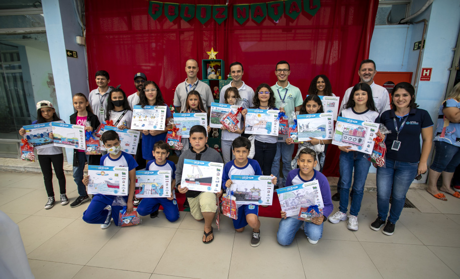 Alunos da rede estadual de ensino de Paranaguá e Antonina são premiados por desenhos e frases sobre o porto