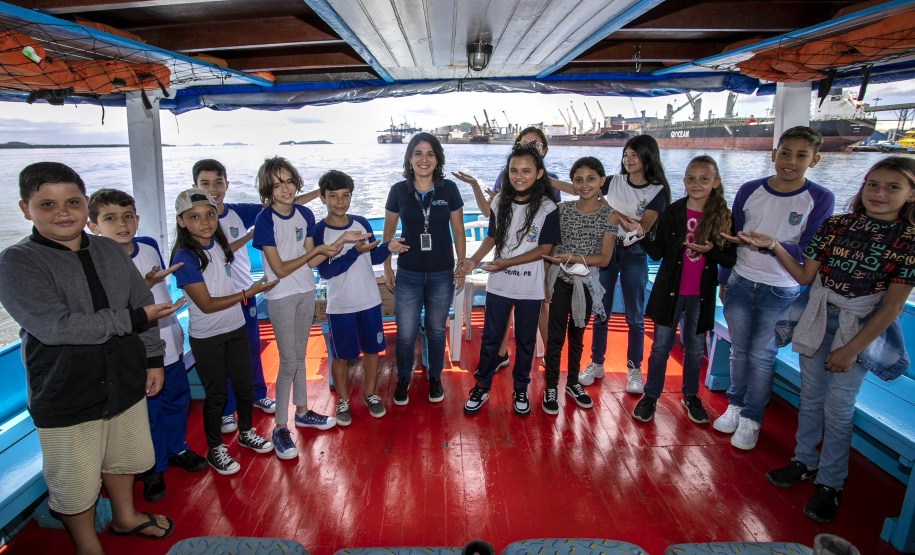 Alunos da rede estadual de ensino de Paranaguá e Antonina são premiados por desenhos e frases sobre o porto