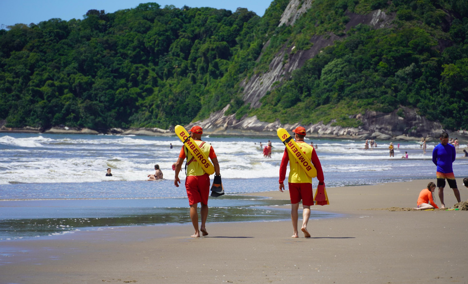 Alunos do curso de guarda-vidas fazem treinamento com apoio do helicóptero do BPMOA