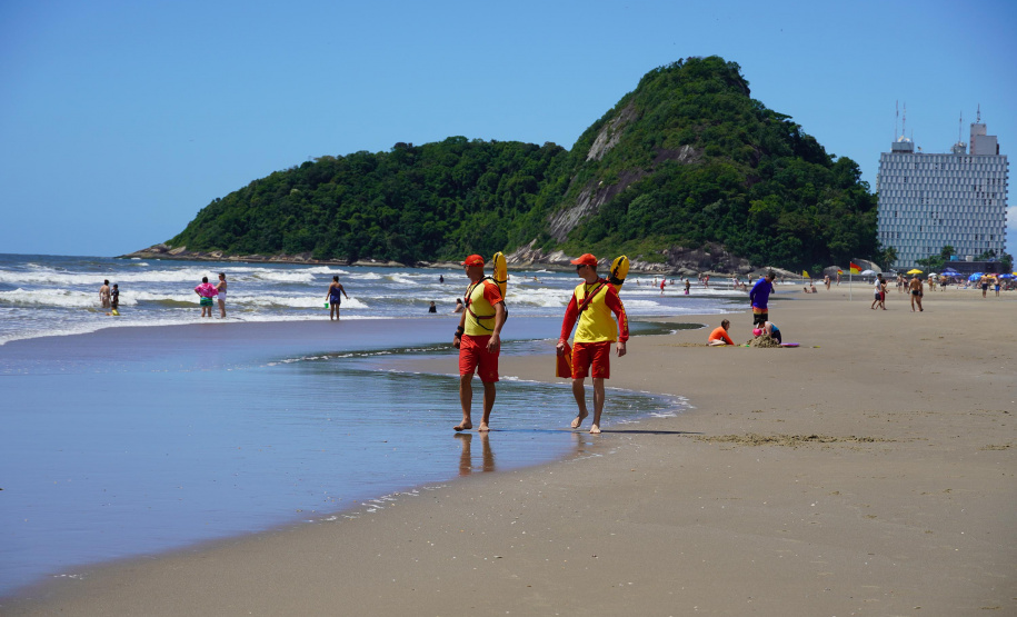 Alunos do curso de guarda-vidas fazem treinamento com apoio do helicóptero do BPMOA