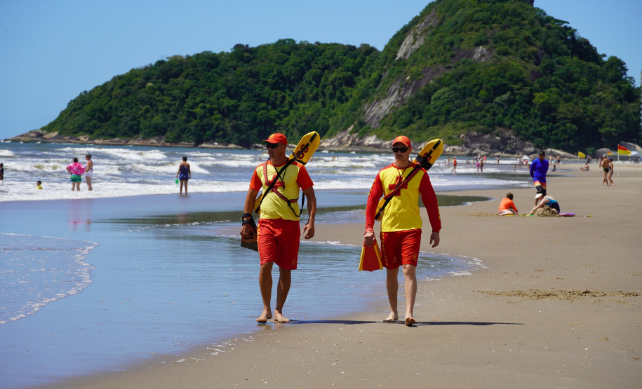 Alunos do curso de guarda-vidas fazem treinamento com apoio do helicóptero do BPMOA