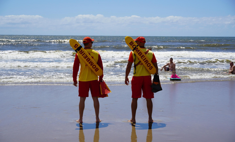 Alunos do curso de guarda-vidas fazem treinamento com apoio do helicóptero do BPMOA