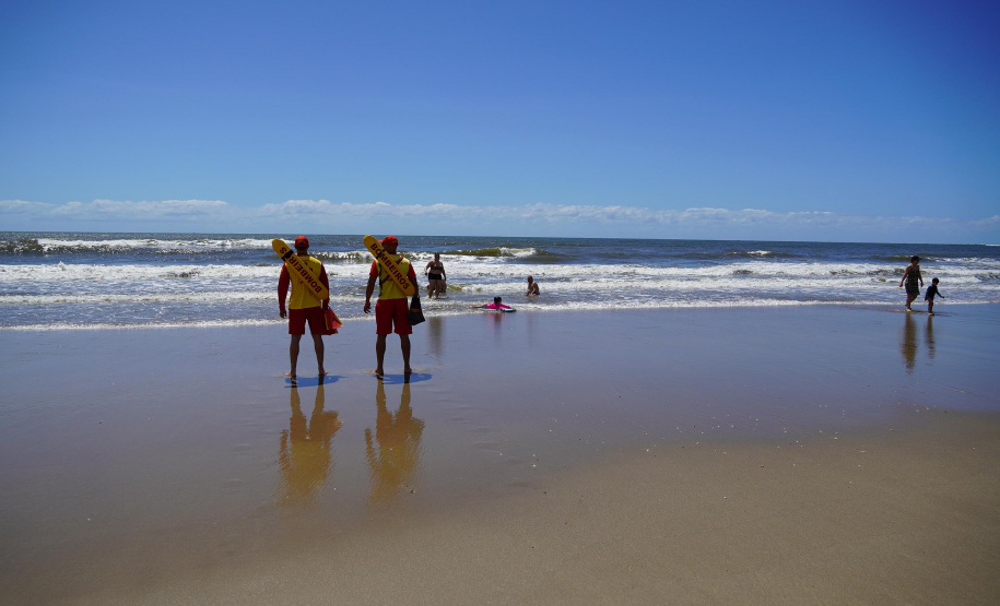 Alunos do curso de guarda-vidas fazem treinamento com apoio do helicóptero do BPMOA