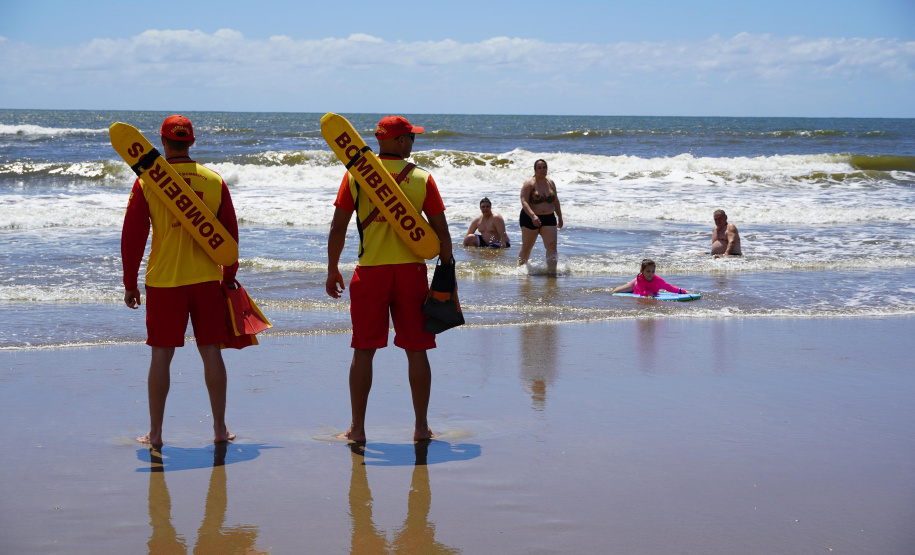 Alunos do curso de guarda-vidas fazem treinamento com apoio do helicóptero do BPMOA