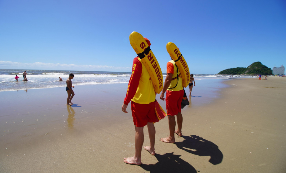 Alunos do curso de guarda-vidas fazem treinamento com apoio do helicóptero do BPMOA