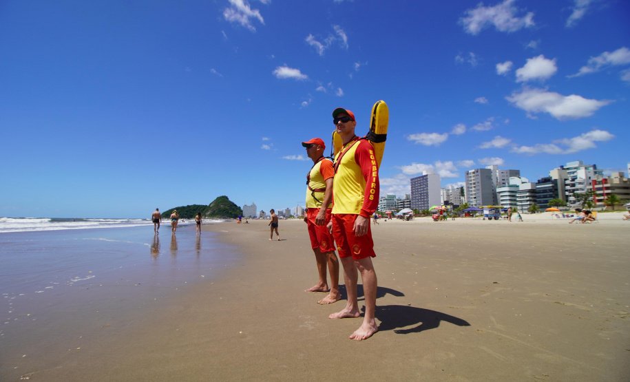 Alunos do curso de guarda-vidas fazem treinamento com apoio do helicóptero do BPMOA