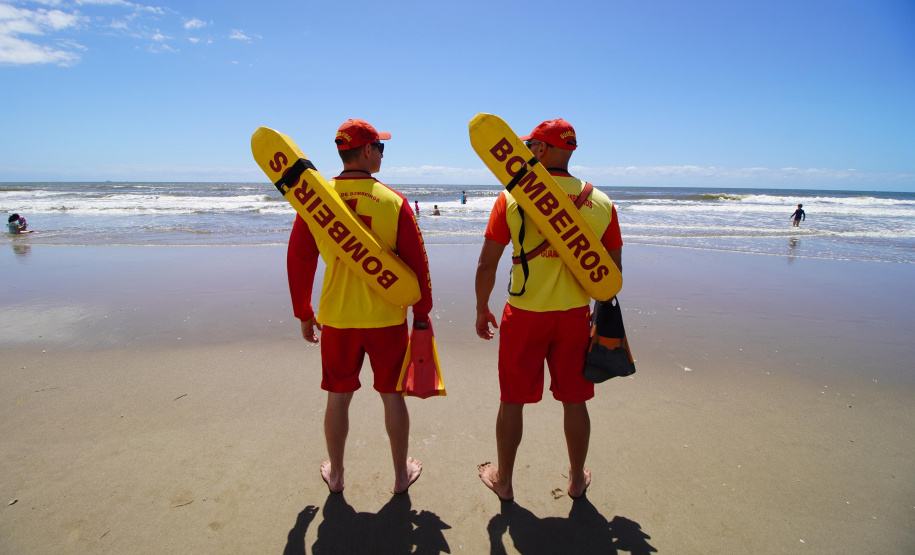 Alunos do curso de guarda-vidas fazem treinamento com apoio do helicóptero do BPMOA
