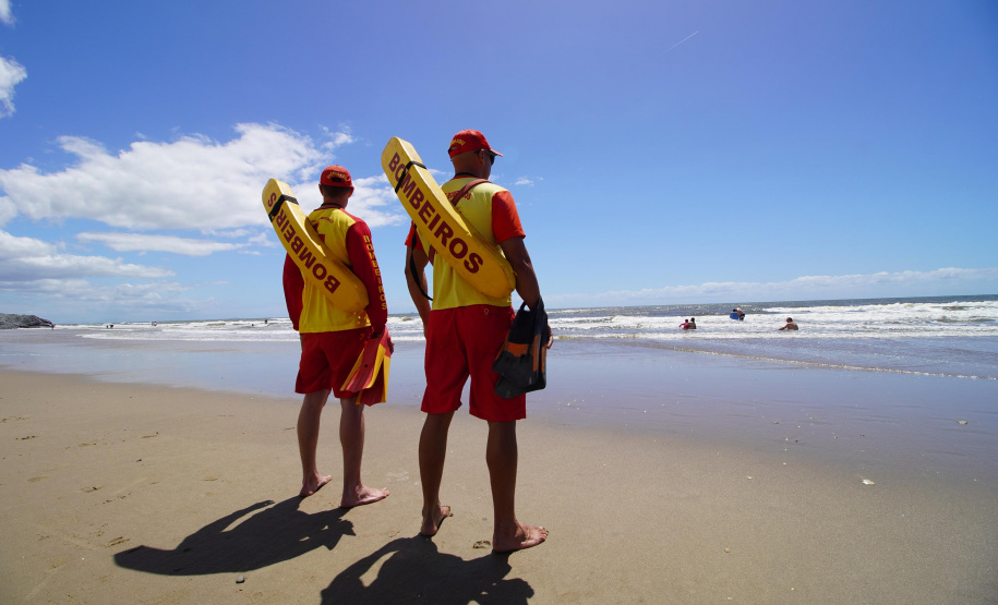 Alunos do curso de guarda-vidas fazem treinamento com apoio do helicóptero do BPMOA