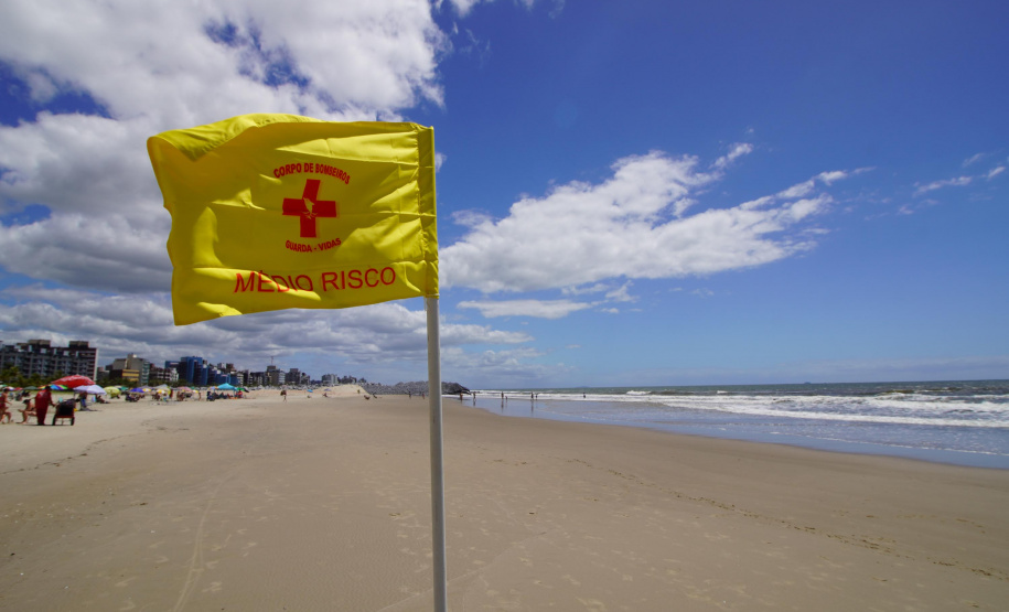 Alunos do curso de guarda-vidas fazem treinamento com apoio do helicóptero do BPMOA