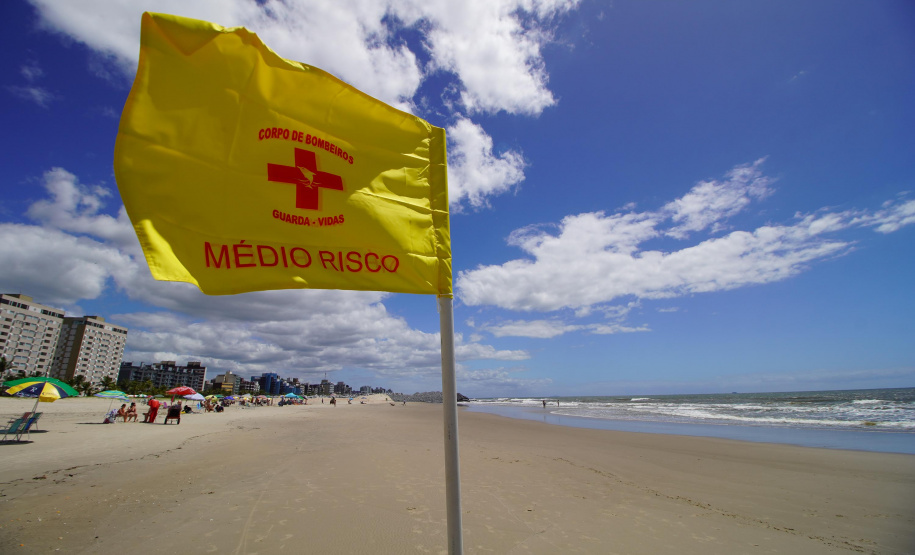 Alunos do curso de guarda-vidas fazem treinamento com apoio do helicóptero do BPMOA