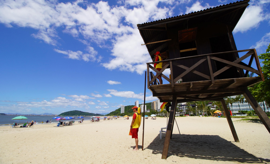 Alunos do curso de guarda-vidas fazem treinamento com apoio do helicóptero do BPMOA