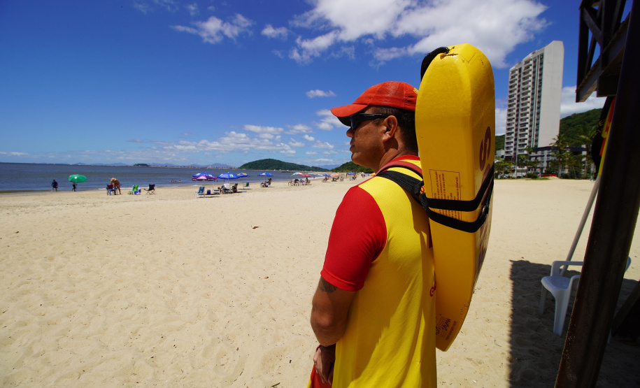 Alunos do curso de guarda-vidas fazem treinamento com apoio do helicóptero do BPMOA