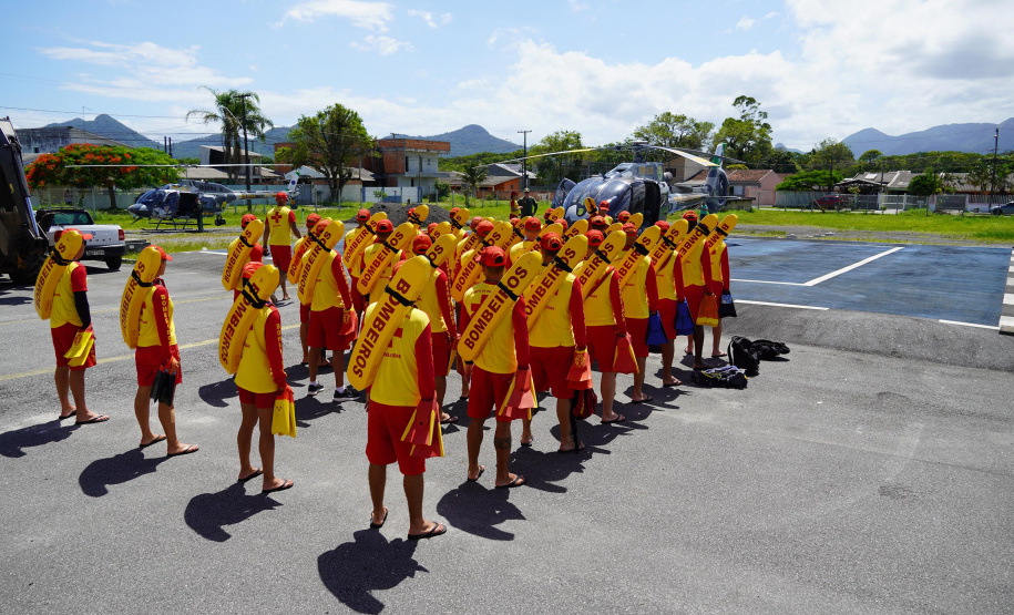 Alunos do curso de guarda-vidas fazem treinamento com apoio do helicóptero do BPMOA