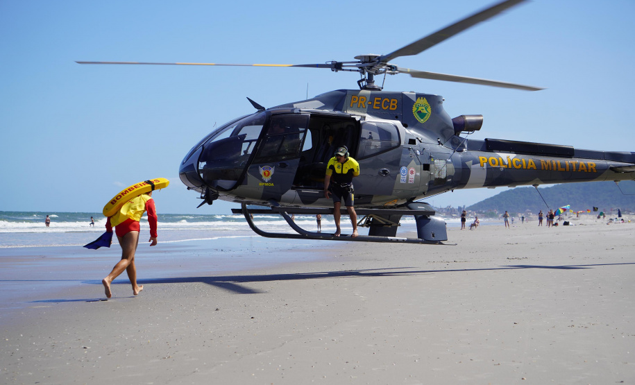 Alunos do curso de guarda-vidas fazem treinamento com apoio do helicóptero do BPMOA