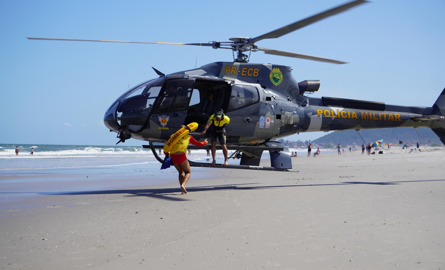 Alunos do curso de guarda-vidas fazem treinamento com apoio do helicóptero do BPMOA