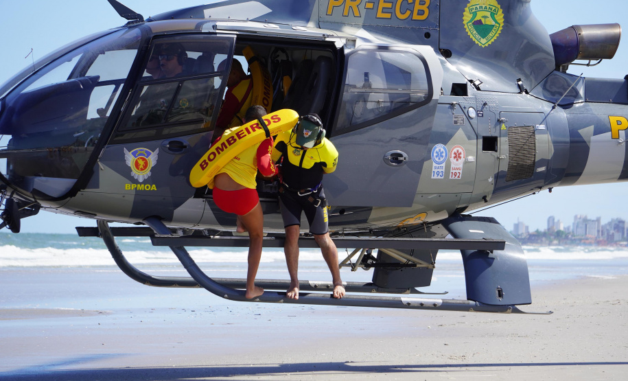 Alunos do curso de guarda-vidas fazem treinamento com apoio do helicóptero do BPMOA