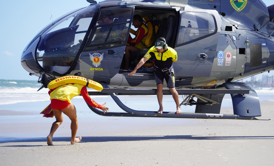 Alunos do curso de guarda-vidas fazem treinamento com apoio do helicóptero do BPMOA