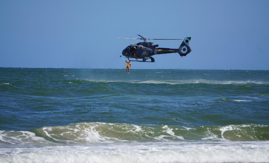 Alunos do curso de guarda-vidas fazem treinamento com apoio do helicóptero do BPMOA