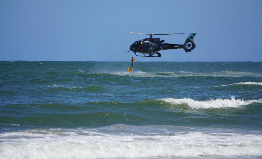 Alunos do curso de guarda-vidas fazem treinamento com apoio do helicóptero do BPMOA