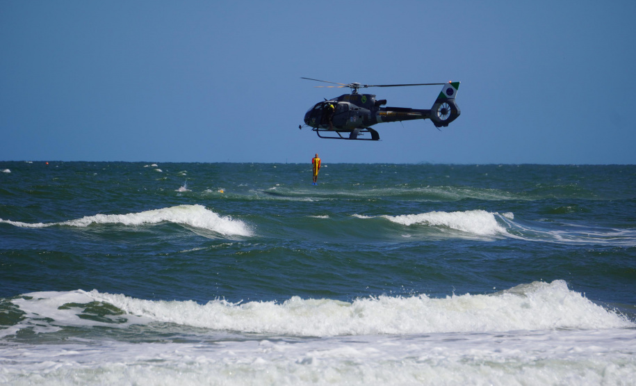 Alunos do curso de guarda-vidas fazem treinamento com apoio do helicóptero do BPMOA