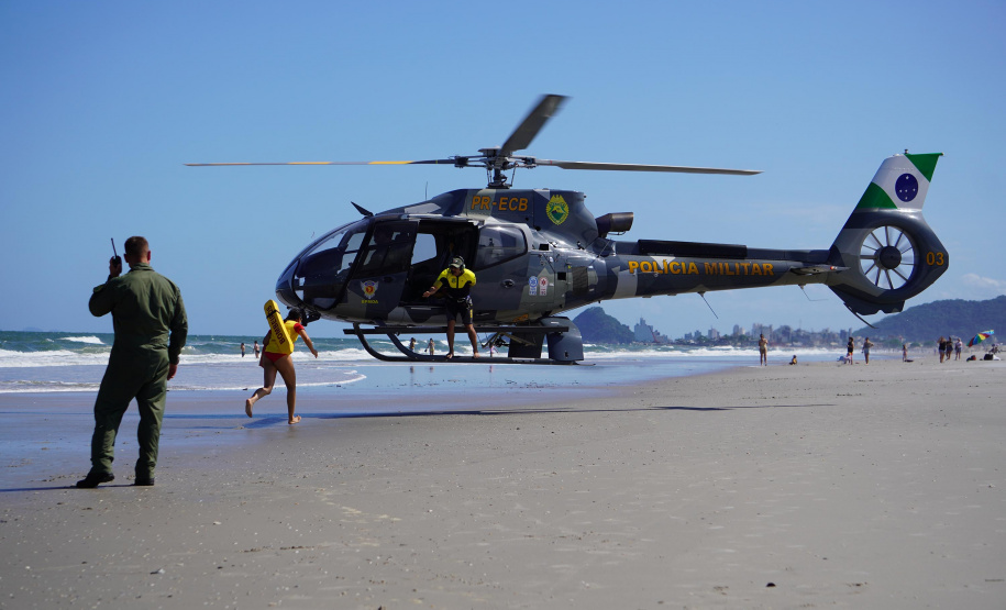 Alunos do curso de guarda-vidas fazem treinamento com apoio do helicóptero do BPMOA