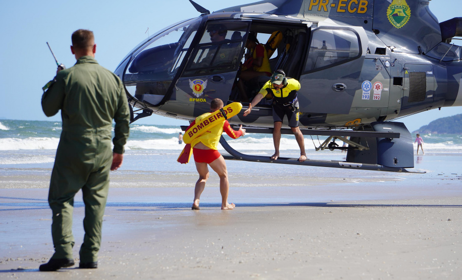 Alunos do curso de guarda-vidas fazem treinamento com apoio do helicóptero do BPMOA
