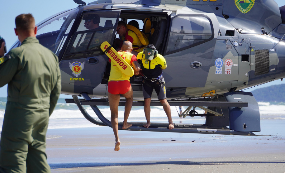 Alunos do curso de guarda-vidas fazem treinamento com apoio do helicóptero do BPMOA