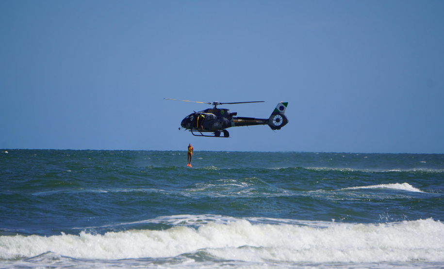 Alunos do curso de guarda-vidas fazem treinamento com apoio do helicóptero do BPMOA