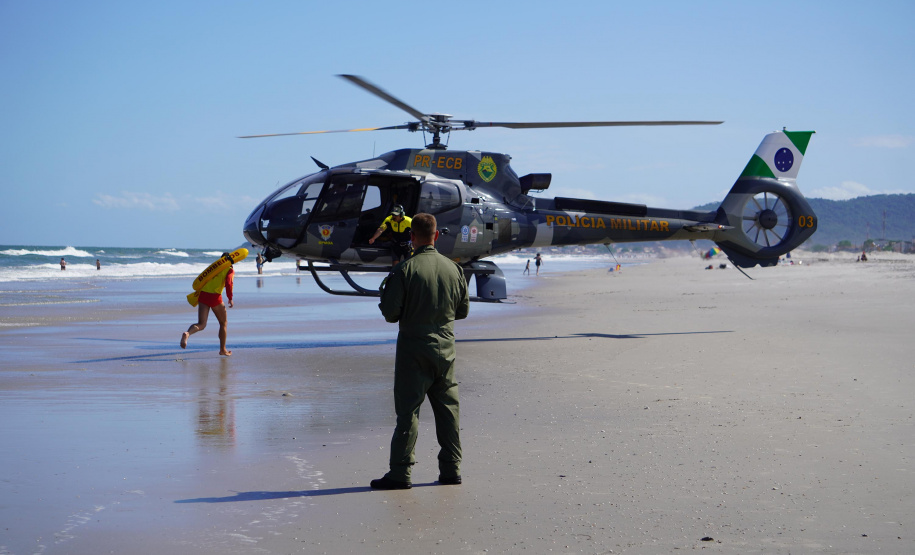 Alunos do curso de guarda-vidas fazem treinamento com apoio do helicóptero do BPMOA