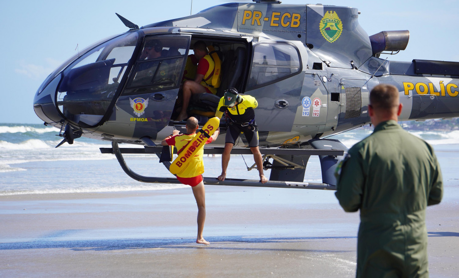Alunos do curso de guarda-vidas fazem treinamento com apoio do helicóptero do BPMOA