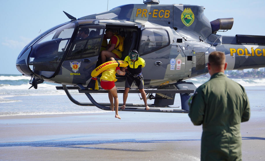 Alunos do curso de guarda-vidas fazem treinamento com apoio do helicóptero do BPMOA