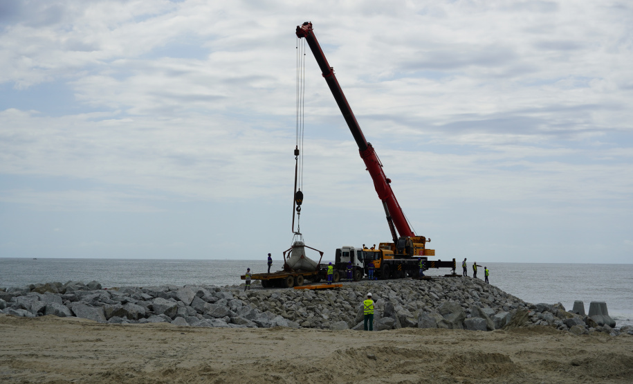 Começam a ser instaladas as peças de concreto que vão preservar a orla de Matinhos