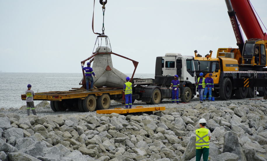 Começam a ser instaladas as peças de concreto que vão preservar a orla de Matinhos