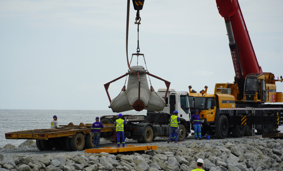 Começam a ser instaladas as peças de concreto que vão preservar a orla de Matinhos