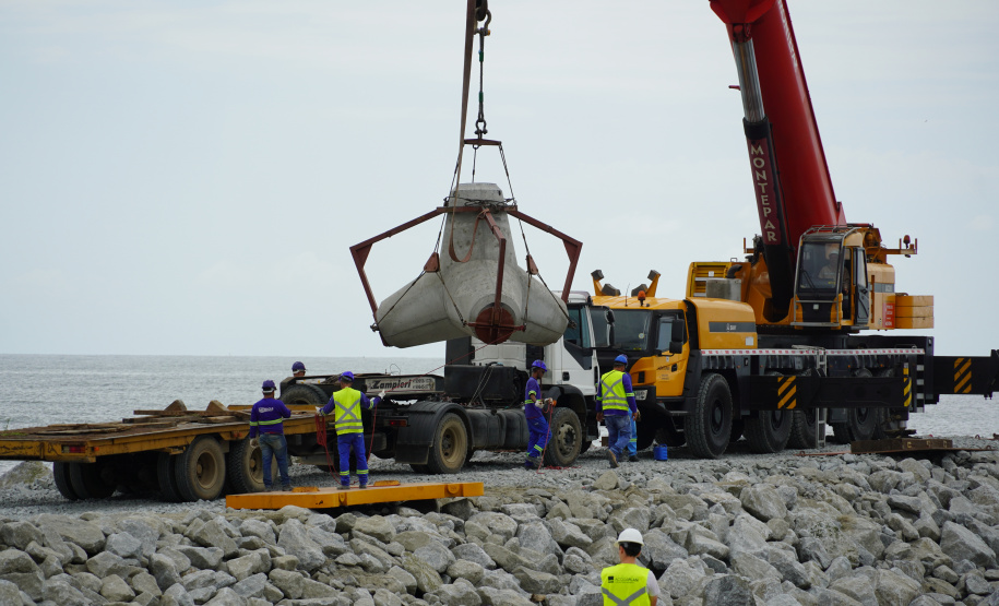 Começam a ser instaladas as peças de concreto que vão preservar a orla de Matinhos