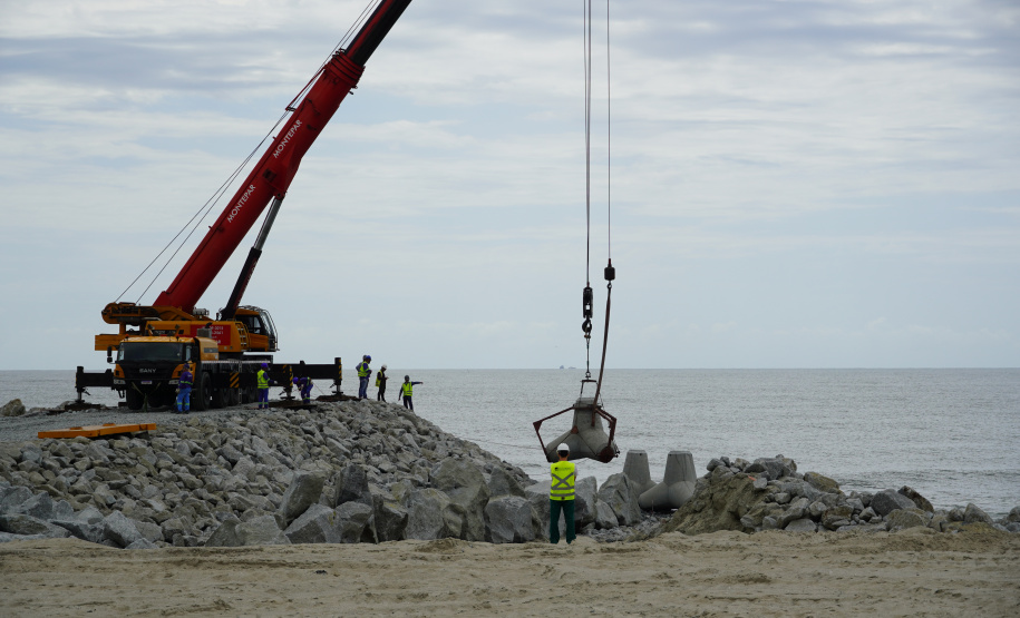 Começam a ser instaladas as peças de concreto que vão preservar a orla de Matinhos