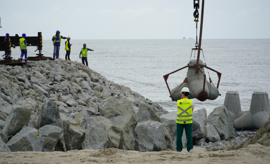 Começam a ser instaladas as peças de concreto que vão preservar a orla de Matinhos