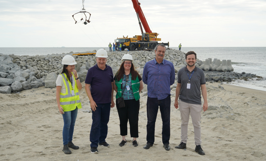 Começam a ser instaladas as peças de concreto que vão preservar a orla de Matinhos