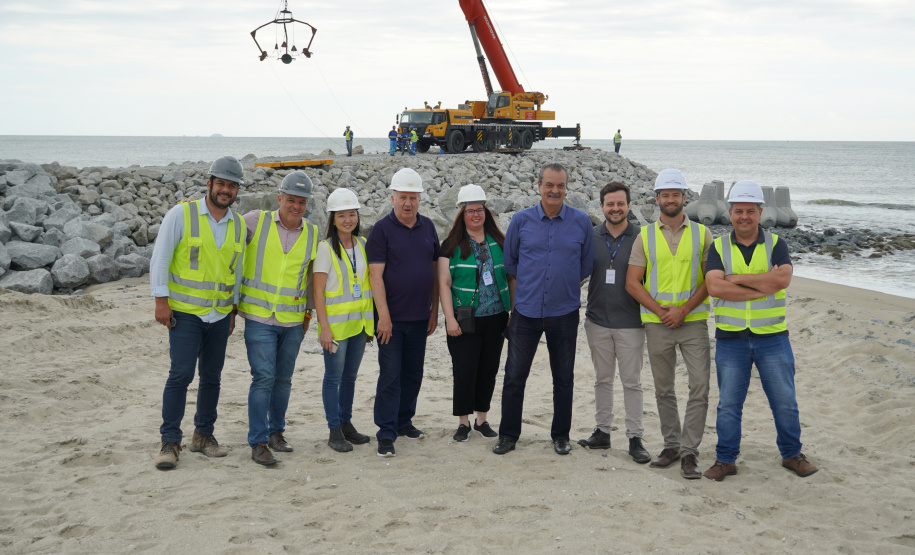 Começam a ser instaladas as peças de concreto que vão preservar a orla de Matinhos