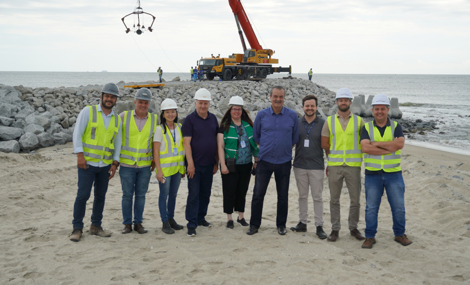 Começam a ser instaladas as peças de concreto que vão preservar a orla de Matinhos