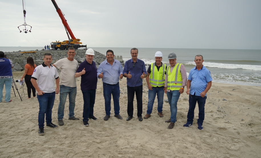 Começam a ser instaladas as peças de concreto que vão preservar a orla de Matinhos