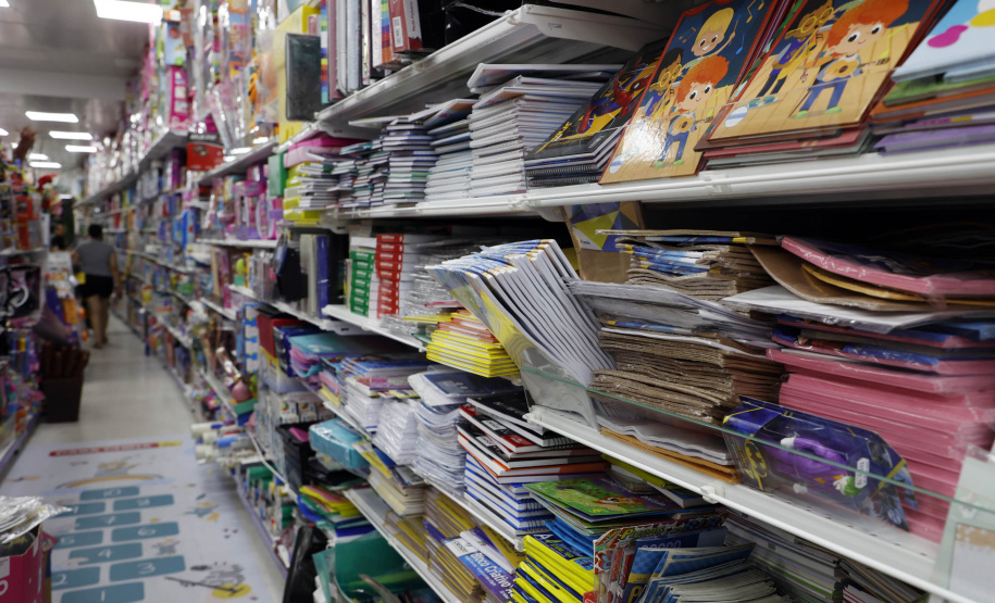 Procon/PR dá dicas para economizar na compra do material escolar
