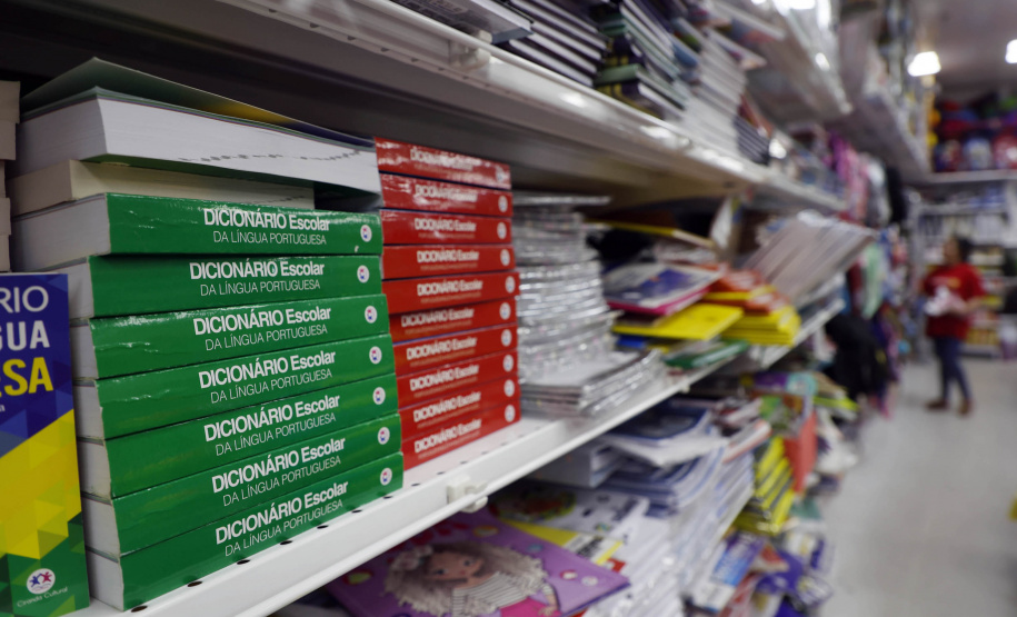 Procon/PR dá dicas para economizar na compra do material escolar