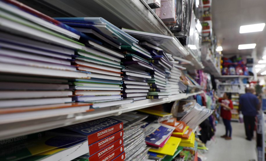 Procon/PR dá dicas para economizar na compra do material escolar
